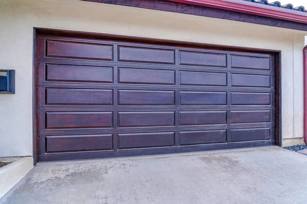 San Diego California Mahallesi 'nde kahverengi ahşap kapı.