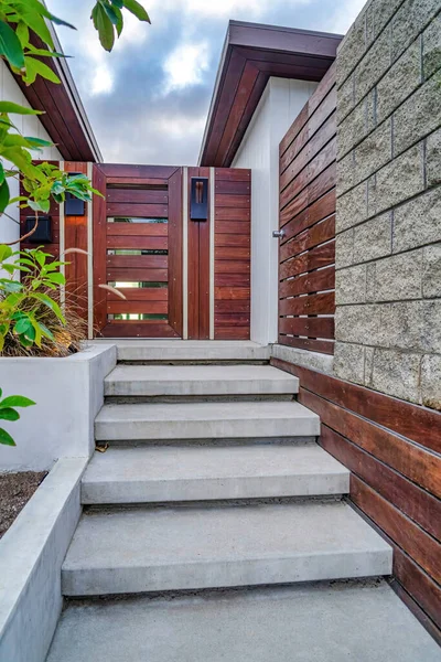 Escaliers contre portail et porte en bois à l'entrée de la maison à San Diego en Californie — Photo