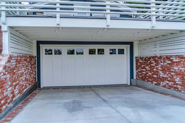 Белая дверь гаража под просторным балконом с белыми перилами в Сан-Диего, Калифорния — стоковое фото