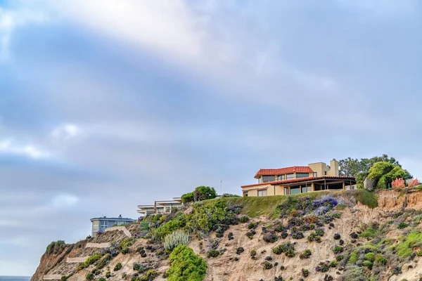 Maisons avec vue sur l'océan sur fond de ciel nuageux à San Diego CA — Photo