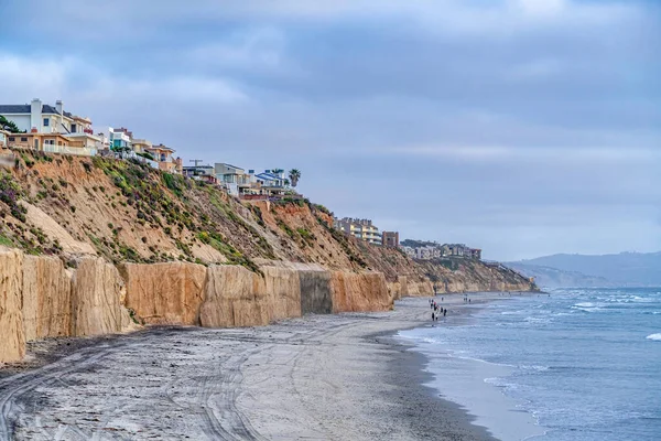 Maisons et bâtiments sur la côte de San Diego Californie avec vue pittoresque sur l'océan — Photo