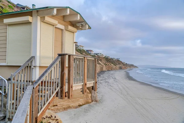 Strandhuis aan zandstrand met uitzicht op de oceaan en de bewolkte hemel in San Diego California — Stockfoto