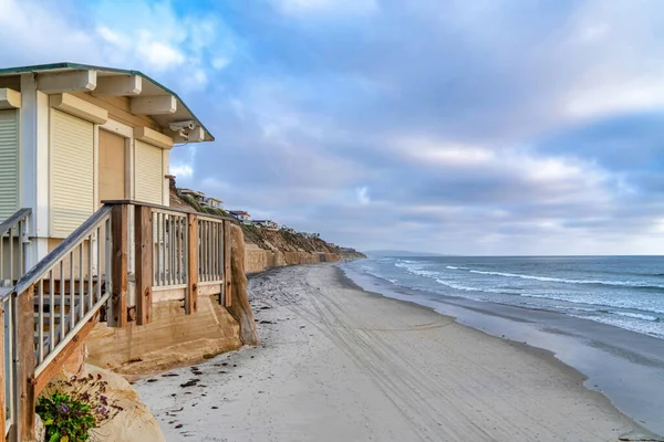Dům na pláži s výhledem na oceán a oblačnou modrou oblohu v San Diego Kalifornii — Stock fotografie