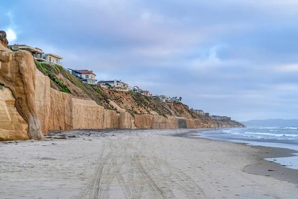 Maisons au bord de l'eau à San Diego en Californie avec vue sur la plage et la mer par une journée nuageuse — Photo