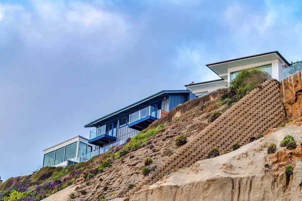 Oceanfront houses on the coast of San Diego California with overcast blue sky — Stock Photo, Image