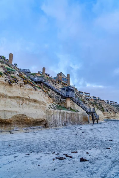 Maisons sur la montagne avec escalier descendant à la plage à San Diegp en Californie — Photo