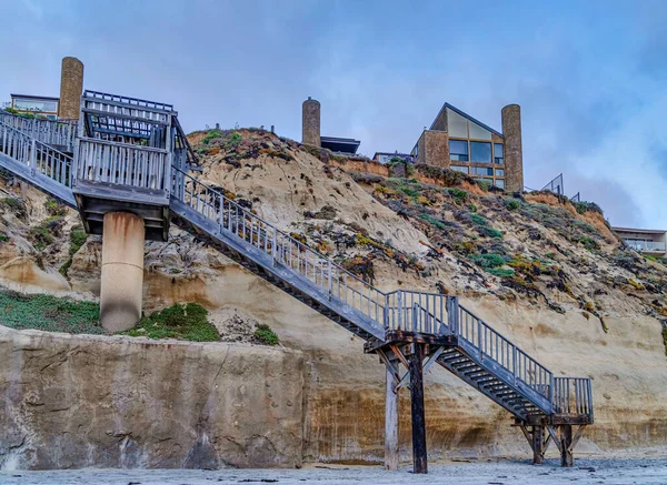 Stairs from beach to mountain with homes in San Diego California coast landscape — Stock Photo, Image
