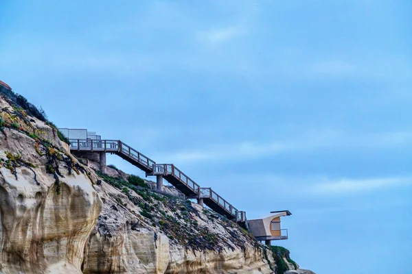 Schody i budynek na skalistym urwisku z widokiem na ocean w La Jolla California — Zdjęcie stockowe