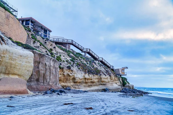 Case e scale in montagna con vista sull'oceano a San Diego California — Foto Stock