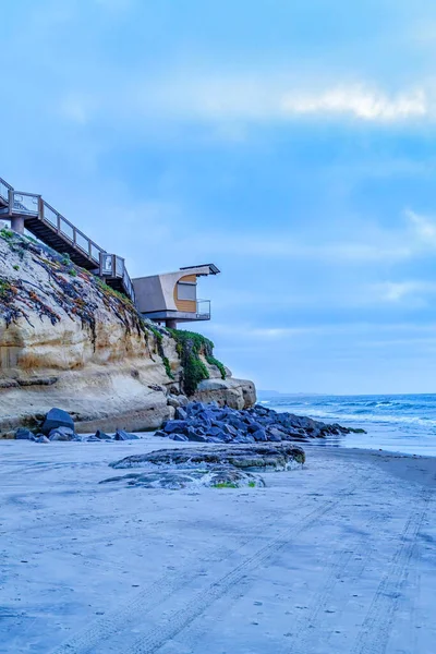 San Diego Califronia sahilinde okyanus manzaralı merdiven ve bina — Stok fotoğraf