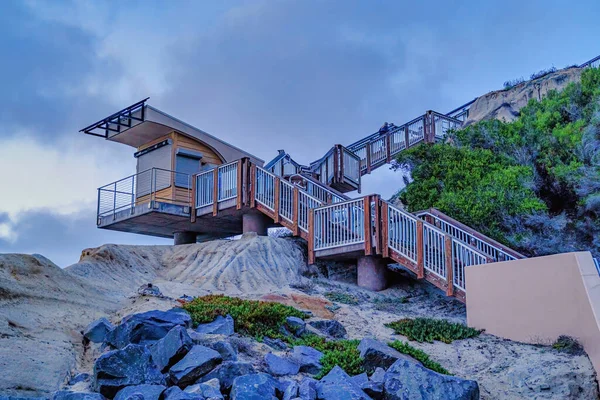San Diego Kalifornie pláž krajina s budovou a schody na skalnaté hoře — Stock fotografie
