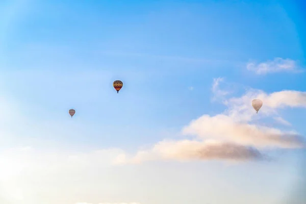 サンディエゴの晴れた日の青い空と雲に対する気球カリフォルニア — ストック写真