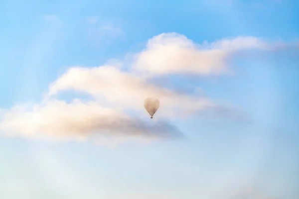 Αερόστατο θερμού αέρα που επιπλέει στον αέρα ενάντια στα σύννεφα και τον μπλε ουρανό στο Σαν Ντιέγκο CA — Φωτογραφία Αρχείου