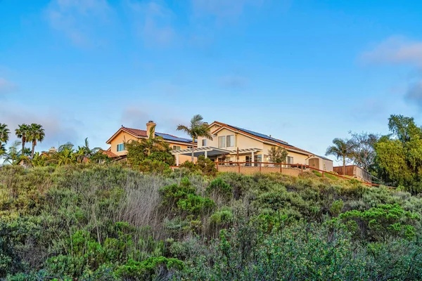 Casas con fondo de cielo azul en medio del follaje de árboles verdes en San Diego California — Foto de Stock