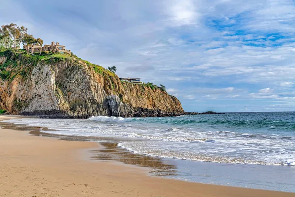 Costa e oceano por um penhasco rochoso contra o céu nublado em Laguna Beach Califórnia — Fotografia de Stock