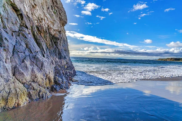 Klippiga berg och lugnt hav på en solig dag i Laguna Beach Kalifornien — Stockfoto