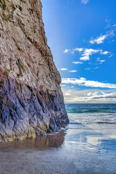 Plaj ve kayalık dağ okyanusa karşı ve mavi gökyüzü Laguna Sahili California 'da — Stok fotoğraf