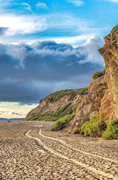 Laguna Sahili Kaliforniya manzarası Dağ ve deniz boyunca kum üzerinde lastik izleri — Stok fotoğraf
