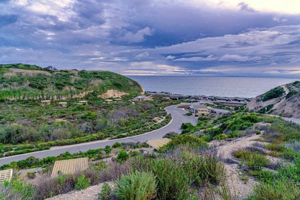 Ορεινός δρόμος και θάλασσα με συννεφιασμένο ουρανό στην παραλία Λαγκούνα Καλιφόρνια τοπίο — Φωτογραφία Αρχείου