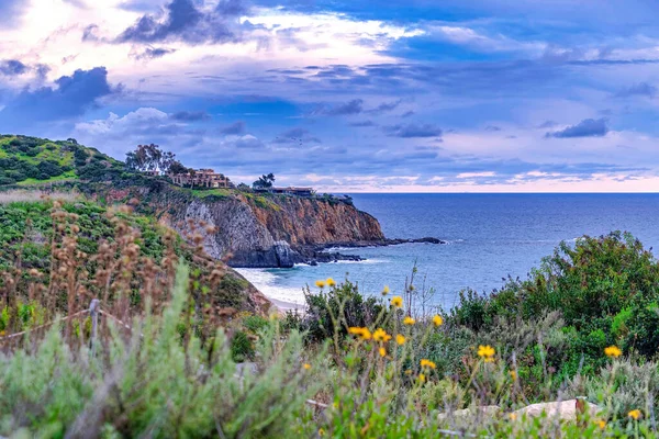 Haus auf Klippe mit herrlichem Blick auf Meer und Küste am Laguna Beach Kalifornien — Stockfoto