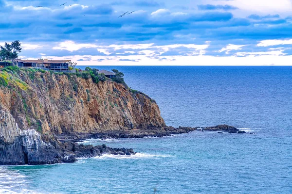 Дом на крутой скале с панорамным видом на океан на Лагуна-Бич Калифорния — стоковое фото