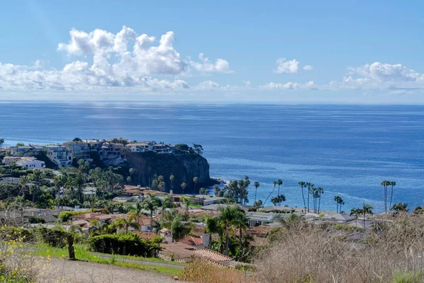 Crystal Cove Sate Park in Kalifornien mit Häusern auf Klippen, die den blauen Ozean säumen — Stockfoto