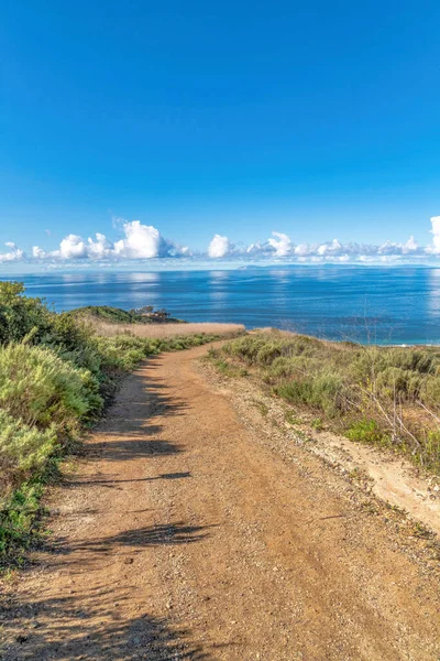 Laguna Sahili Kaliforniya 'da mavi denize bakan toprak patika ve bulutlu gökyüzü — Stok fotoğraf