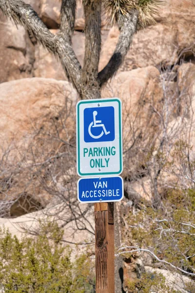 Handikapp parkering Endast tecken på Joshua Tree National Park Kalifornien öken — Stockfoto