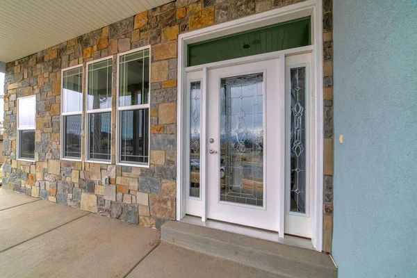 Hermosa puerta frontal de cristal con luces laterales y ventana de transom en la fachada del hogar —  Fotos de Stock