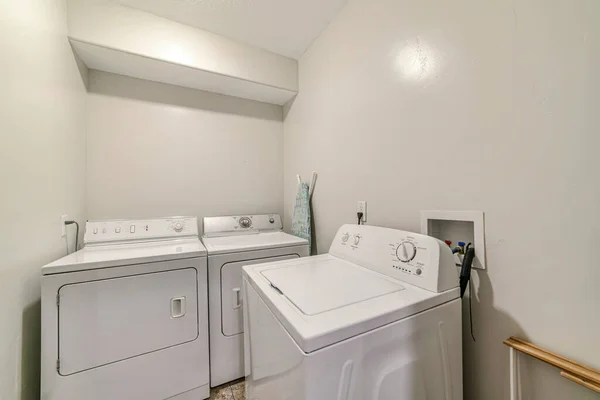 Lavandaria pequena e minimalista de casa com máquina de lavar e secar roupa — Fotografia de Stock