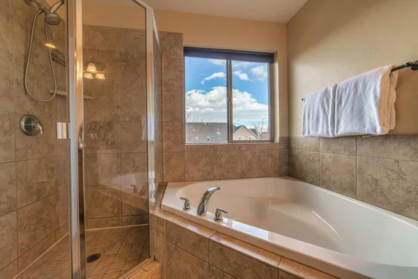 Construído em banheira e chuveiro barraca dentro do banheiro com piso em azulejo e parede — Fotografia de Stock