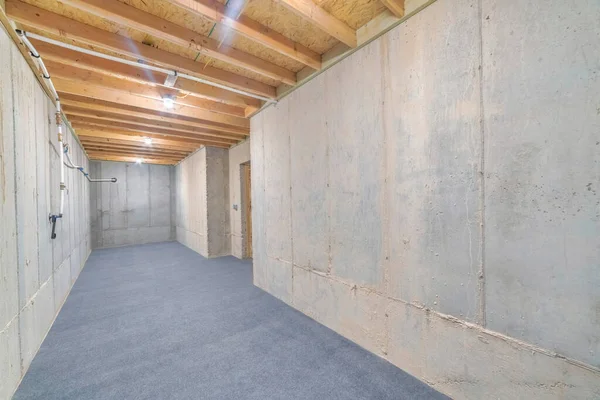 Vue intérieure d'une salle de stockage alimentaire résidentielle avec mur isolé et plafond — Photo
