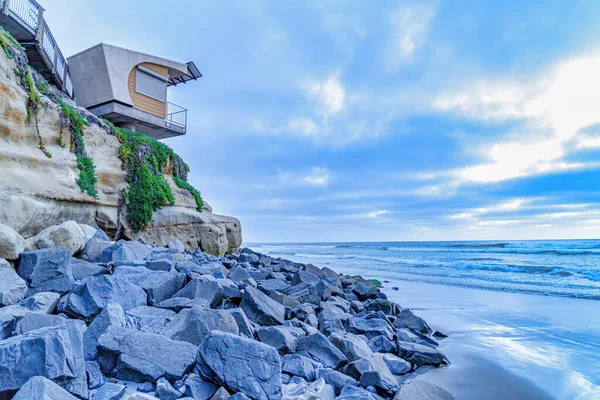 Building on rocky cliff with ocean and cloudy sky views in San Diego California — Stock Photo, Image