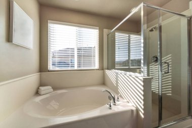 Pencereli bir banyoda küvet ve duş kabini