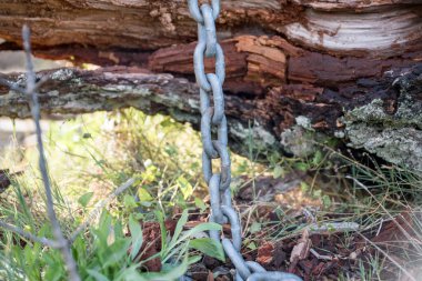 Dikey olarak asılı metal bir zincirin seçici odak noktası