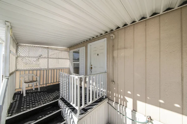 Patio elevado cubierto de una casa con celosía pared de privacidad — Foto de Stock