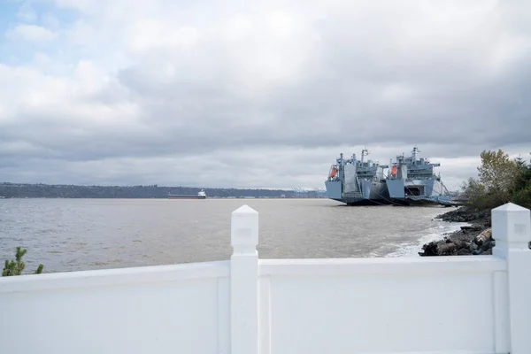 Tacoma, Washington 'daki köprüden gelen iki savaş gemisine bakıyorum. — Stok fotoğraf