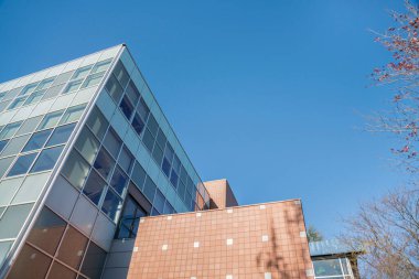 Tacoma, Washington 'da cam ve el çırpmalı düz bir binanın alçak açılı görüntüsü