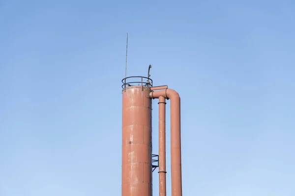 Topo de uma torre de cilindros com tubos contra um céu azul claro em Tacoma, Washington — Fotografia de Stock