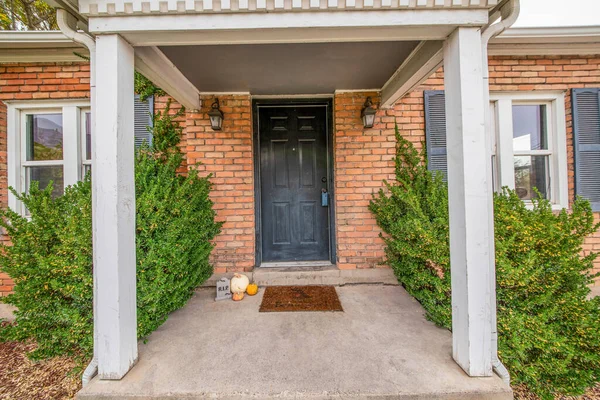 Front door exterior with minimalist halloween decoration — Stock Photo, Image