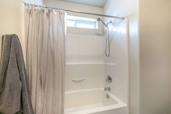 Salle de bain intérieure avec baignoire douche combo et fenêtre — Photo