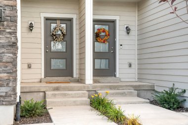 Ortasında duvar ayırıcı olan iki ön kapının dış tarafı.