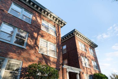 Tacoma, Washington 'da tuğlalı iki geleneksel bina.