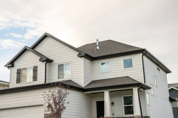 Traditional contemporary two-storey house exterior with sky — Stock Photo, Image