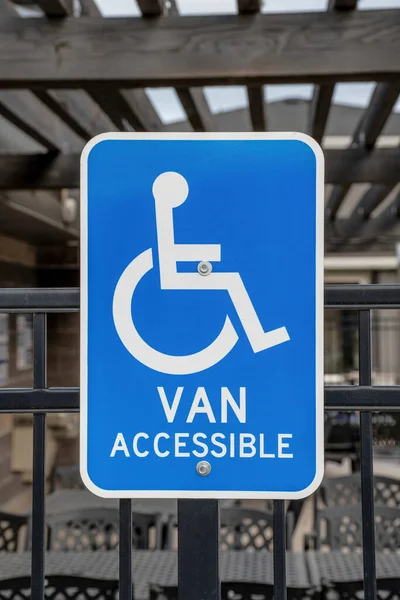 Portret osoby niepełnosprawnej z oznaczeniem dostępności miejsc parkingowych — Zdjęcie stockowe