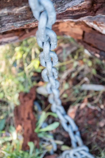 Captura de enfoque selectiva de una cadena metálica galvanizada en caliente — Foto de Stock