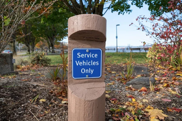 Segnaletica pubblica su un tronco corto decorativo a Tacoma, Washington — Foto Stock