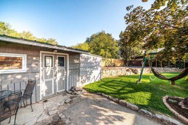 Arka bahçedeki beton döşemesi çatlamış araç deposu.