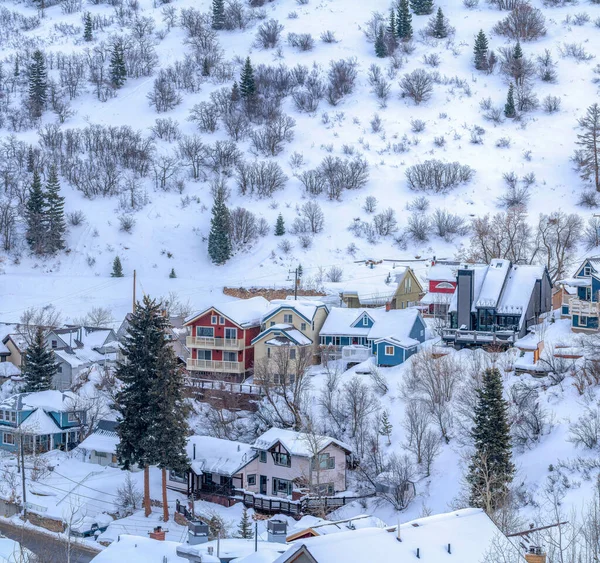 Belles maisons colorées sur le flanc de montagne — Photo