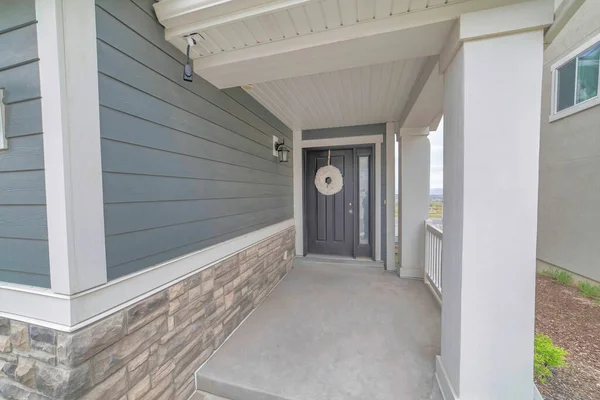 灰色的木门上挂着白色节日花环的房屋入口 — 图库照片